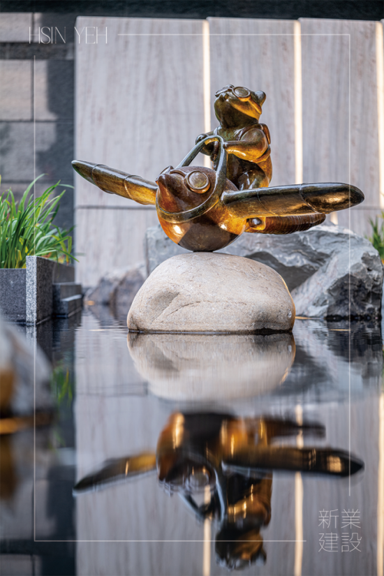 座落於築願(yuàn)景的公共藝術(shù)品『迎風(fēng)飛行』，來自藝術(shù)家–陳煜權(quán)之手，大廳入口的迎賓區(qū)象徵每位住戶都將乘著夢(mèng)想，駛?cè)胨{(lán)天白雲(yún)中。