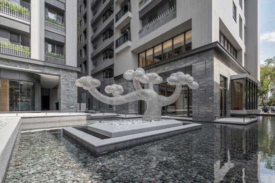 座落於自由居的公共藝術(shù)品『雲(yún)與樹』，來自藝術(shù)家–任大賢之手，迎賓樹的象徵，讓每位住戶回到家感受到貼切的溫暖。