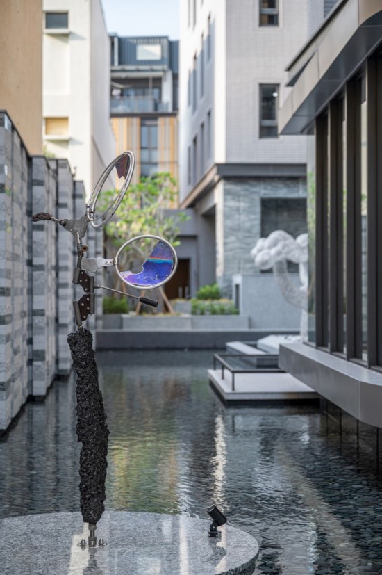 座落於自由居的公共藝術(shù)品『風(fēng)之歌』，來自日本雕塑藝術(shù)家–大隅秀雄之手，捕捉風(fēng)動的動力雕塑創(chuàng)作，以金屬進(jìn)行切割、再組裝，借助自然風(fēng)力，讓作品產(chǎn)生動態(tài)的形式。金屬經(jīng)風(fēng)吹而緩緩移動，剛硬線條顯得柔和，同時(shí)呈現(xiàn)閃爍的金屬反光變化，是為「捕捉來自內(nèi)心的風(fēng)」的創(chuàng)作理念。