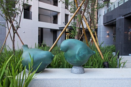 宜家公共藝術(shù)品-平凡的幸福。家屋旁的小麻雀隨處可見卻也生生不息，吱吱喳喳的碎語彷彿街巷間的交響樂。