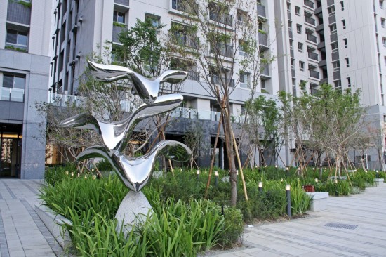宜家公共藝術(shù)品-展翼翱翔。展開(kāi)並擺動(dòng)雙翼，朝向一覽無(wú)遺的藍(lán)天，奮力翱翔。