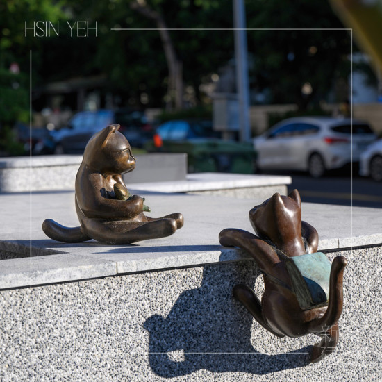 「喵星人–放學趣」出自金工藝術(shù)家–曾永玲之手，細膩刻劃的神情、活靈活現(xiàn)的動作，映照著孩童的日常。