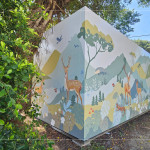 彩繪在貨櫃屋的圖案，連結(jié)臺(tái)灣在地物種穿山甲、山椒魚、藍(lán)鵲等，以及象徵守護(hù)沙鹿的梅花鹿，色彩與自然相互呼應(yīng)，為空間注入生命的氣息。