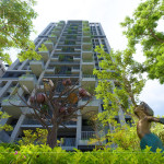 《等待風(fēng)起》由兩位藝術(shù)家攜手創(chuàng)作，鍛鐵藝術(shù)家-王柏霖塑造大樹與小天使堅實(shí)的身影，而金工藝術(shù)家-楊夕霞則以果實(shí)、葉片與小動物點(diǎn)綴其中，將自然與藝術(shù)交織，為大塊森濤增添一幅靈動的風(fēng)景。