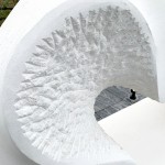 一敲一鑿的雕刻出一絲一絲的紋路，呈現(xiàn)出的粗糙面與打磨面，形成有趣的對比。