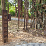 《1313001/所在》由兩位藝術(shù)家-許芝綺、張婷雅攜手創(chuàng)作，以「寫生」為起點(diǎn)、金屬為筆，感受大自然與土地，將每一次的觀察與體驗(yàn)，化為細(xì)膩的記錄。