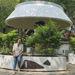 外觀獨(dú)特的蘑菇亭，由藝術(shù)家-張婷雅 創(chuàng)作金屬鐵件雷切藝術(shù)裝飾，從大自然的種子、葉子及植物汲取靈感，在花圃表面裝飾，彷彿被大自然環(huán)抱。