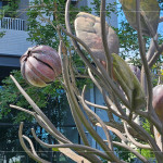 樹上的葉片與果實(shí)皆以紅銅片鑄造，經(jīng)過敲擊、塑形後，再一片片焊接於枝條上，展現(xiàn)出栩栩如生的自然風(fēng)貌。