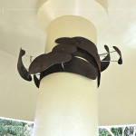 蘑菇亭內(nèi)上方，由藝術(shù)家-張婷雅 創(chuàng)作，以金屬環(huán)繞的藝術(shù)品點(diǎn)綴，靈感來自年輪、巢穴的形狀，夜裡燈光落下，更為這座涼亭增添一抹優(yōu)雅與靜美。