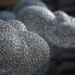 不鏽鋼圈的獨特光澤、線條恣意創(chuàng)作，焊接成千上萬個點、勾勒出平滑流線，線的軌跡連成面、點線面最終構(gòu)出方體。