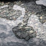 作品以不銹鋼圈為主，穿透與線條的延伸，逐光水波粼粼，篩落光影，自然光線與陰影交織輝映。