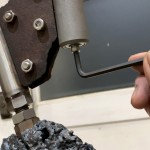 將一種特有的旋轉(zhuǎn)軸承細(xì)緻打磨，加以支撐，組合成能在風(fēng)中輕快移動的風(fēng)動雕塑。(圖為樸石藝術(shù)提供)