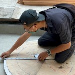 底座鐵盤定位，師傅仔細(xì)的測量藝術(shù)品定位位置。