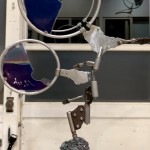 藝術(shù)家使用不銹鋼、銅、鈦、鋁等各類機(jī)械構(gòu)件，經(jīng)雙手裁切、敲擊、鍛造，多種類的金屬集結(jié)在一起，媒材多元卻也單一，組合起來不需塗飾表層，也能顯見和諧感及完整性。(圖為樸石藝術(shù)提供)