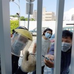 藝術(shù)家─曾永玲與安裝師傅們認(rèn)真的目光，穿透過隔柵縫隙，眼神中訴說著對(duì)藝術(shù)品《上學(xué)趣》的期待。(圖為藝術(shù)品安裝當(dāng)日)