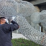 確認(rèn)各物件定位的角度後，進(jìn)行焊接讓藝術(shù)體慢慢拼湊完成。