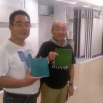 設(shè)計(jì)師石村敏哉(左)  VS  藝術(shù)家駿 河敏(右)，親自為雕堡選材。