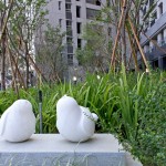 宜家公共藝術(shù)品-平凡的幸福/期待。麻雀寶寶仰望向藍天，目光盡是對美好未來的期待光芒。