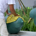 工作人員將藝術(shù)品上油保護，準備迎接即將一起生活的家人們。