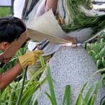 師傅小心焊接，固定在指定位置。