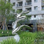 宜家公共藝術(shù)品-展翼翱翔。家人宛如候鳥(niǎo)，展翼拉長(zhǎng)每日的奉獻(xiàn)，鼓舞同行的夥伴順著風(fēng)向恣意徜徉於天際。