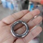 藝術(shù)家以簡約的不銹鋼圈為基底，透過完美線條勾勒與立體空間交錯，構(gòu)成壯麗的主體。