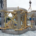 一片片固定的木板保護著藝術(shù)品，木板們一一拆除時，如同緩緩揭開藝術(shù)品的神秘面紗。