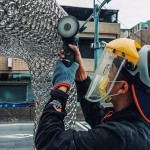 職人利用青土拋光金屬，讓光澤及線條感更加突顯，讓藝術(shù)品亮相時耀眼奪目。