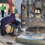 師傅燒焊鐵線進行固定，確保藝術(shù)品安全穩(wěn)定的座落在此。