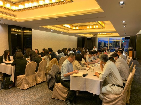 每月月底，是新業(yè)團(tuán)隊(duì)齊聚的時(shí)刻。分享自身工作經(jīng)驗(yàn)與回饋，展開(kāi)跨時(shí)代、跨部門(mén)的對(duì)話。