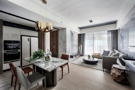 空氣中，綠林與湖濱共振出一陣陣微風(fēng)，開窗後，旋即滲進(jìn)這通透的空間裡，讓生活顯得更清新且有滋有味。