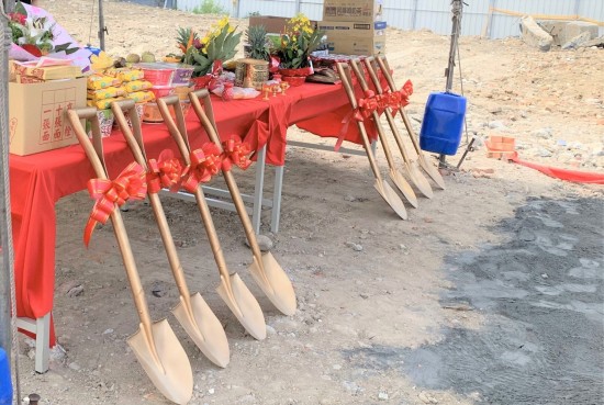 閃耀著金銅色光輝的開工鏟子，將剷出心中築夢(mèng)成真的美好願(yuàn)景。