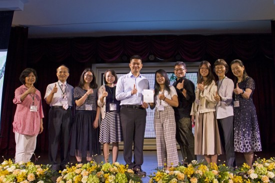 「用生命去影響另一個(gè)生命，是一件很美好的事」，感謝公益的路上有一群張老師們的陪伴。圖為新業(yè)建設(shè)楊世偉經(jīng)理（圖中）頒發(fā)聘書給張老師群。