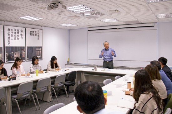 新業(yè)建設名譽董事長穆椿松先生（圖中），親自教導新業(yè)的文化與理念，期盼在座同仁以這份職人哲學為念，持續(xù)傳遞下去。