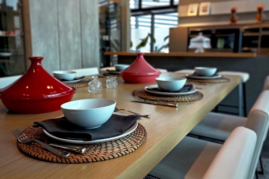 和諧是美學的必要條件，就像一道料理上菜時，人們會注意到擺盤。餐廚的空間規(guī)劃也是一樣，廚具的擺放、餐廚空間的調(diào)和，皆是美學的講究之處。