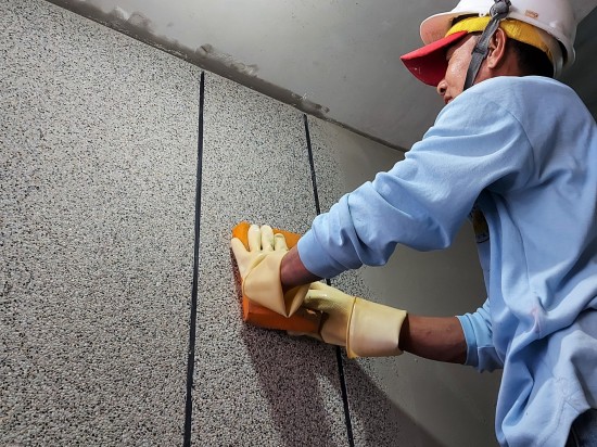 抿石子工法雖較為費(fèi)工費(fèi)時(shí)，但成果不僅增添多樣化的表情，也可防水並避免剝落。職人細(xì)膩的擦拭著，這份用心是讓泥作工程更有質(zhì)感的關(guān)鍵。