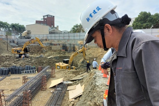 藝術(shù)家王忠龍聽(tīng)著石頭們要與他說(shuō)的故事，透過(guò)製作過(guò)程與他們對(duì)話，譜出每一段獨(dú)一無(wú)二的樂(lè)曲。