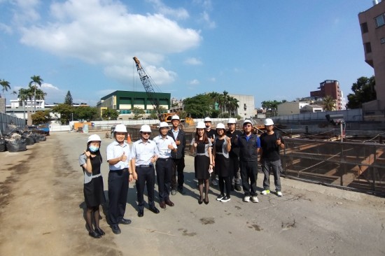 新業(yè)更璀璨的未來(lái)，會(huì)在你我並肩同行的道路上，逐步實(shí)現(xiàn)。