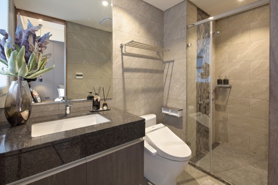 易清潔不卡垢的洗手檯面，搭配下方完整的收納空間，暖心的乾溼分離設(shè)計(jì)，讓整個(gè)衛(wèi)浴空間乾爽、舒適、宜人。