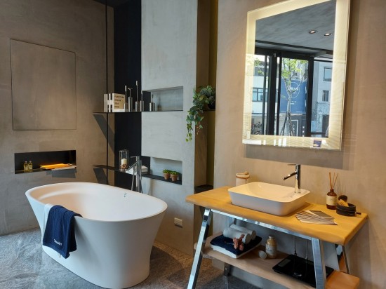 陽光明媚的早晨，於舒適空間中洗沐著裝，迎接美好全新的一天。