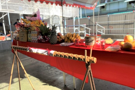 在颱風來臨前夕，新業(yè)擇一天太陽露臉的好日子，於吉時舉行【新業(yè)自由居】上樑儀式。