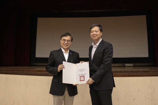 新業(yè)築願(yuàn)景工地能出一份心力，臺(tái)中市府也表達(dá)感恩之意，致贈(zèng)感謝狀。(圖右為大砌營造簡福榮總經(jīng)理)