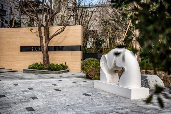 座落於大塊森鄰的公共藝術(shù)品『時光之河』，來自西班牙雕塑家–Nando Alvarez之手，從石雕作品中流露出時間和空間交互輕盈的抽象意涵，流動連續(xù)性的圓弧，形成一座時光之橋。