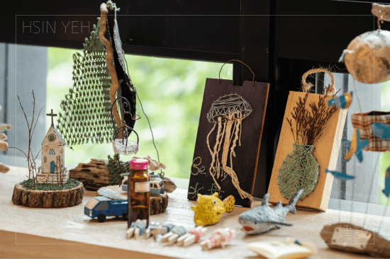 那些在海上漂流的浮木、浮球、漁網(wǎng)等等的海洋廢棄物，只要加上一點(diǎn)巧思就能製成創(chuàng)意支架、精美的吊牌、小巧精緻的美麗花器及更多更美麗的海廢作品，藉著老師的雙手，給予了這些海廢品全新的面貌。