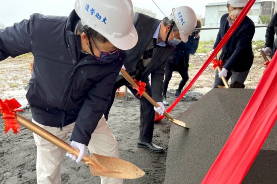 新業(yè)建設(shè) 穆椿松名譽(yù)董事長(左二)、卓勝隆董事長(左一)帶領(lǐng)新業(yè)團(tuán)隊(duì)，齊心共喊「開工大吉」。以金鏟鏟起沙堆，象徵工程進(jìn)度平安順利，新業(yè)重視每個(gè)新案的起頭，勤懇踏實(shí)地為未來種下一個(gè)成家夢。