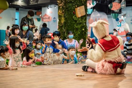跟著音符動起來，感受旋律的擺動，2022新業(yè)童話節(jié)，開啟了一場奇妙森林裡的音樂派對。