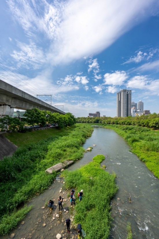 河流孕育人文，淵源流長(zhǎng)的筏子溪，過(guò)去主要提供臺(tái)中五大圳的灌溉，少了三面光的水泥化人為整治，回到原始自然生態(tài)的共存模式，藍(lán)天與綠意相佐為美麗風(fēng)景。