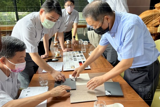 新業(yè)職人近乎苛求的眼光一一品鑑，廚具板材的各項細節(jié)，除了材質(zhì)優(yōu)劣判斷，更需要統(tǒng)整美感趨勢，平衡美觀與實用性。（圖右為卓勝隆董事長、圖左一為簡福榮總經(jīng)理、圖左二為邱正光副總經(jīng)理）