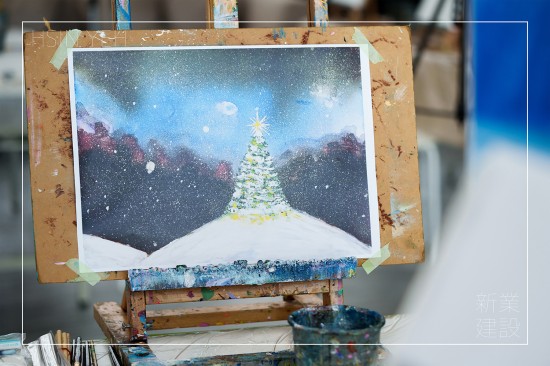 暖陽映照，相聚於此，12月初與家族來場畫布裡的聖誕，提前感受節(jié)日氛圍，繪出屬於自己獨特的聖誕禮物。