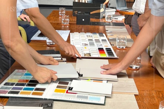 透過指尖觸摸面板，感受肌理、紋路、質(zhì)感，甚至板材韌度上的差異，感受每一份細(xì)節(jié)。